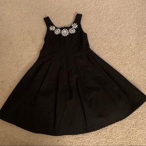 Pre-owned Girls Black Sleeveless Dress with Embellishments (2 jewels missing)